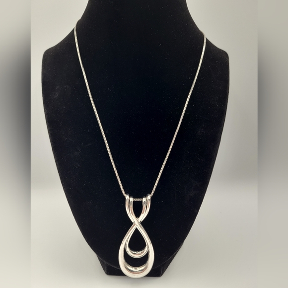 Chic Silver Pendant Necklace - Picture 2 of 9